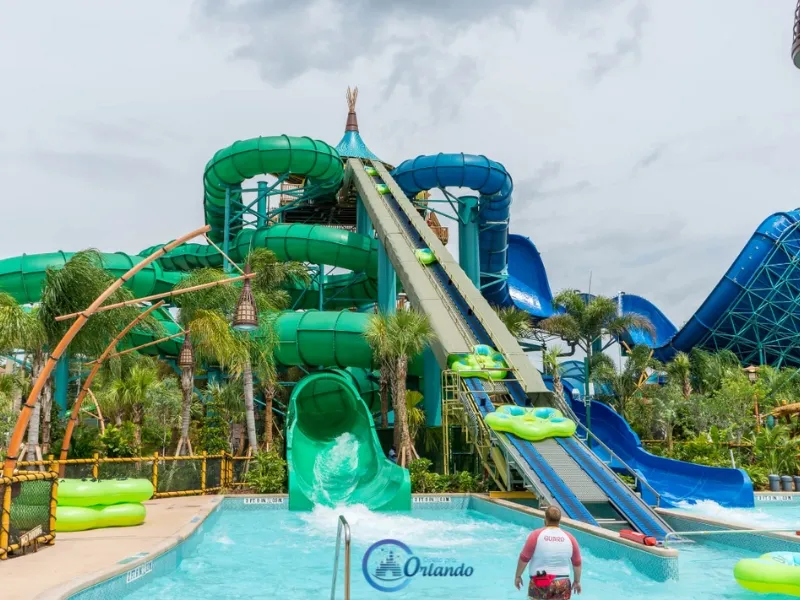  Ohyah e Ohno, toboáguas tranquilos que terminam em uma piscina funda.