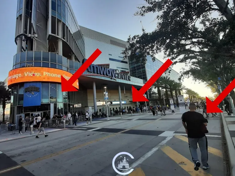 Entrada principal para quem não parou o carro na Geico Garage, a loja do Orlando Magic e o Luiz saindo na minha foto.