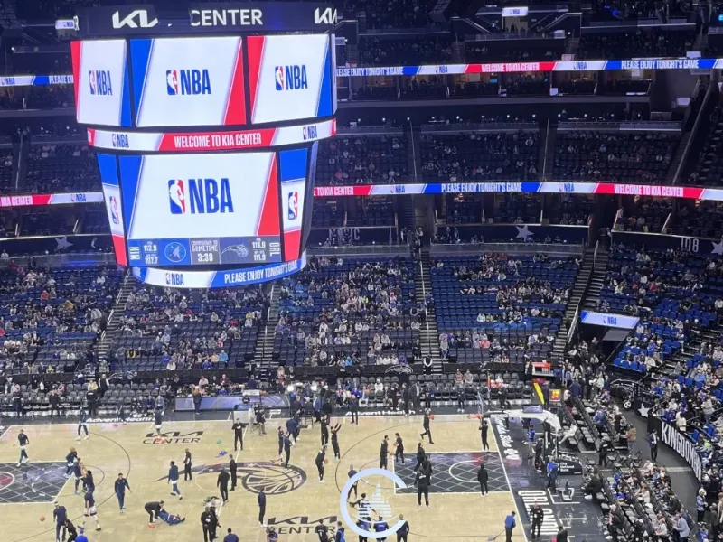 Arena Kia Center em um dia de jogo do Orlando Magic.Um jogo da NBA é mais que uma experiência, é um espetáculo à parte. Tem música, show no início, atividades com os espectadores no intervalo, dança das cheerleaders, bazuca jogando camisa do time para os torcedores — um verdadeiro show de entretenimento que agrada a todos os públicos, fãs ou não de basquete.