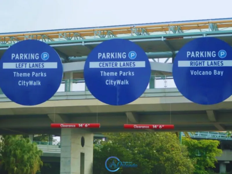 Entrada do estacionamento dos parques da Universal, tudo bem sinalizado.