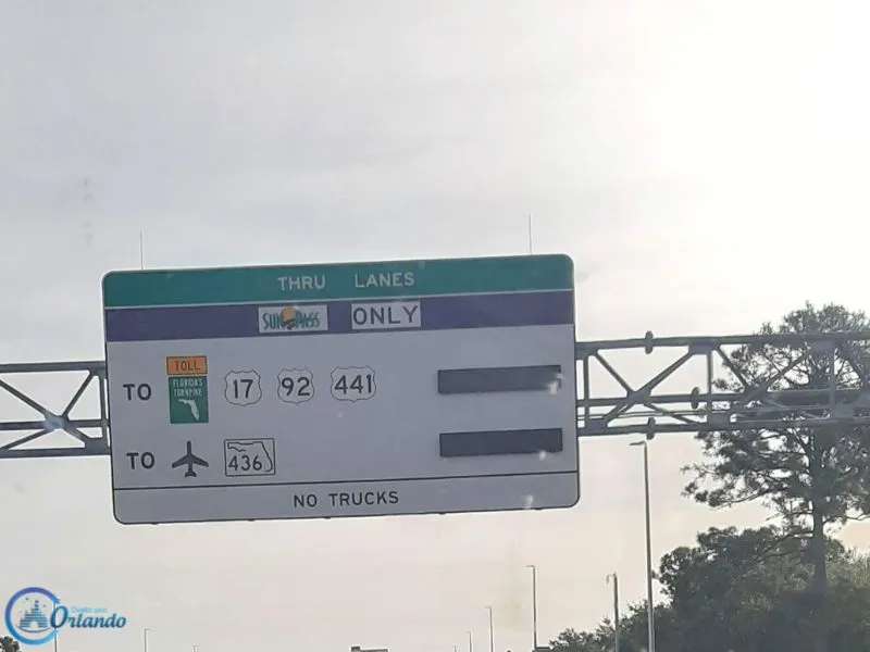 Placas sinalizando pedágios em Orlando