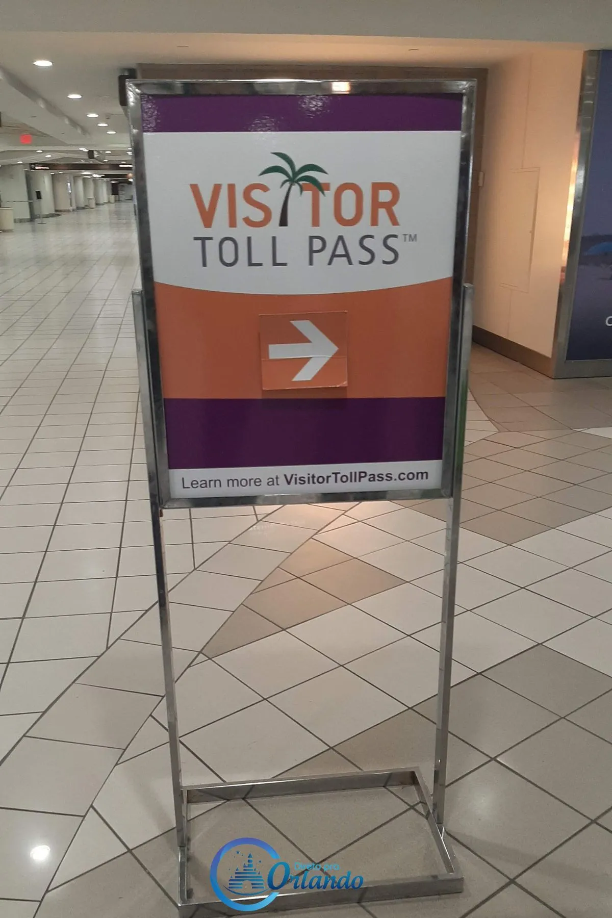 Placas indicando onde fica o Visitor Toll Pass