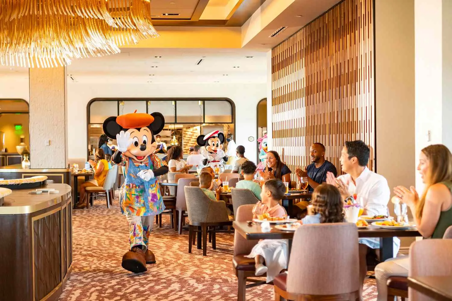 Disney anuncia aumento de preços de comida e refeições com personagens